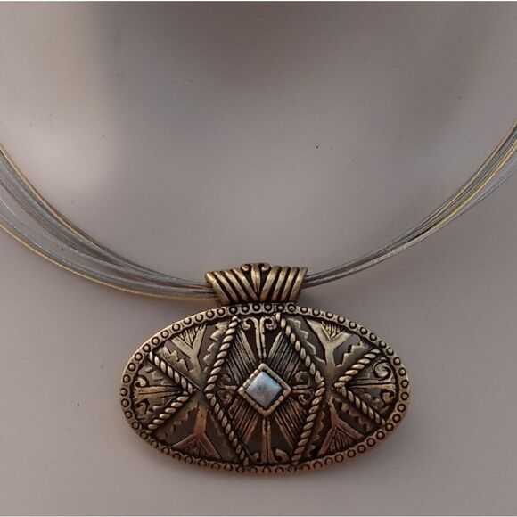 EUC CHICO'S Gold Wire Necklace w/Gold Oval Pendant w/Pearl Center Claw Closure - Picture 1 of 9